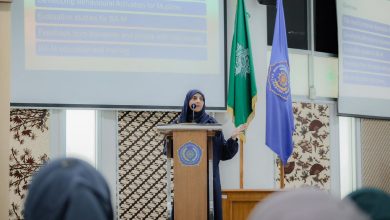 Prof. Dr. Ghazala Mir menyampaikan materi tentang integrasi agama dalam penanganan depresi pada seminar internasional kesehatan mental di Universitas Muhammadiyah Surakarta.