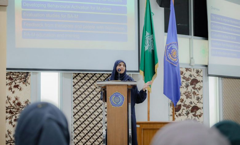 Prof. Dr. Ghazala Mir menyampaikan materi tentang integrasi agama dalam penanganan depresi pada seminar internasional kesehatan mental di Universitas Muhammadiyah Surakarta.