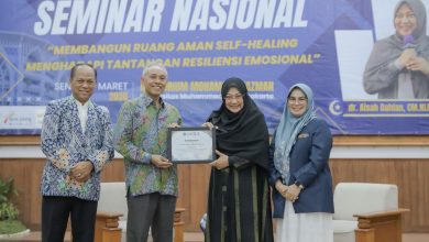 Penyerahan cendera mata pada Seminar Nasional self-healing dan resiliensi emosional yang digelar Magister Dikdas UMS di Auditorium Mohammad Djazman.