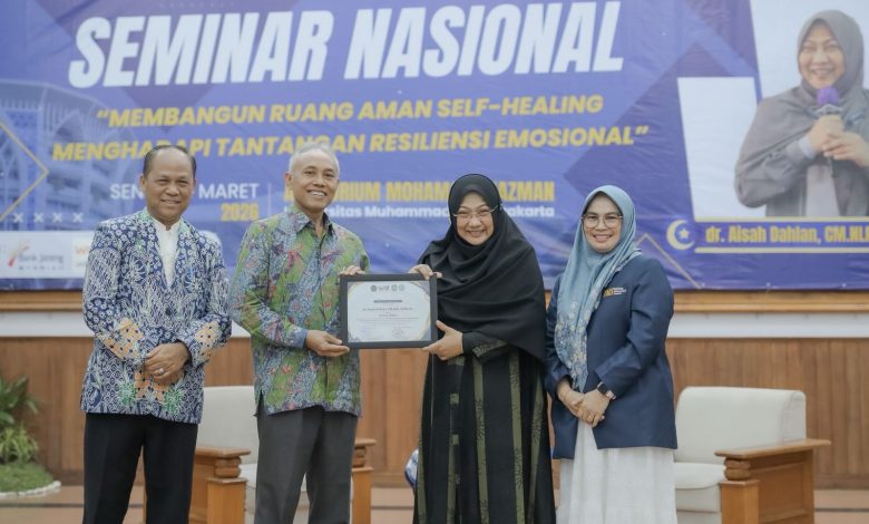 Penyerahan cendera mata pada Seminar Nasional self-healing dan resiliensi emosional yang digelar Magister Dikdas UMS di Auditorium Mohammad Djazman.