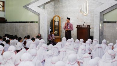 Guru menyampaikan tausiyah halalbihalal kepada murid SD Muhammadiyah PK Kottabarat Solo di masjid sekolah usai Ramadan.