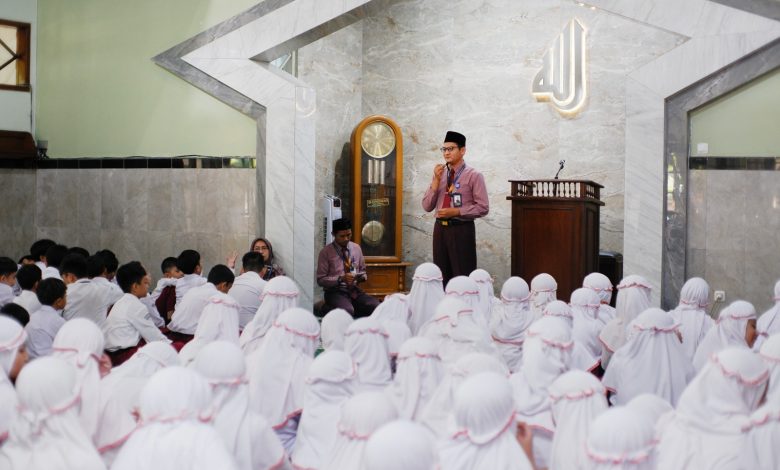 Guru menyampaikan tausiyah halalbihalal kepada murid SD Muhammadiyah PK Kottabarat Solo di masjid sekolah usai Ramadan.