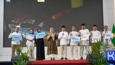 Pemenang lomba transaksi QRIS terbanyak di Pasar Ramadan UMP 2026 menerima penghargaan dari Bank Indonesia Purwokerto di panggung acara.