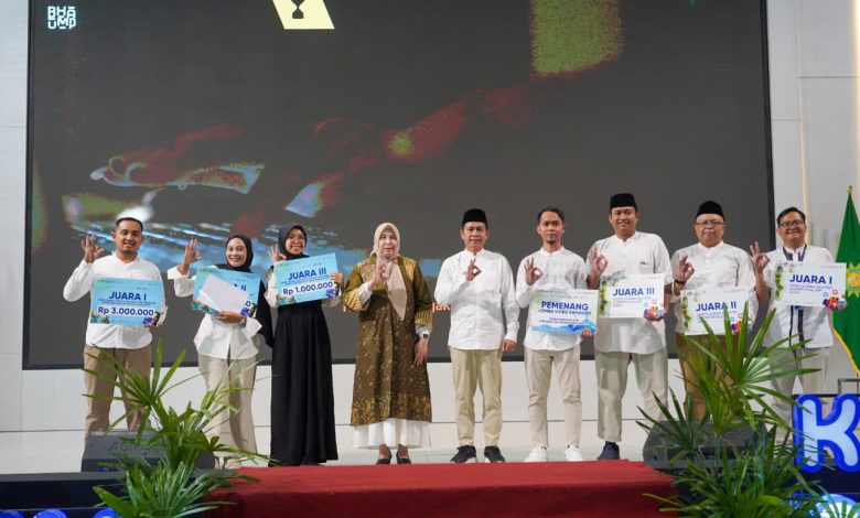 Pemenang lomba transaksi QRIS terbanyak di Pasar Ramadan UMP 2026 menerima penghargaan dari Bank Indonesia Purwokerto di panggung acara.