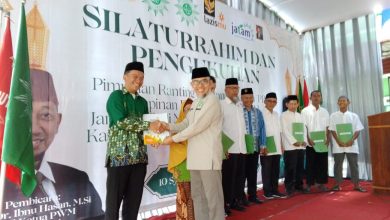 Penyerahan simbolis saat pengukuhan Kantor Layanan Lazismu Cabang Kesugihan dalam acara Silaturahim Cabang Kesugihan di Panti Asuhan An Nur, Cilacap.