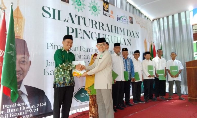 Penyerahan simbolis saat pengukuhan Kantor Layanan Lazismu Cabang Kesugihan dalam acara Silaturahim Cabang Kesugihan di Panti Asuhan An Nur, Cilacap.