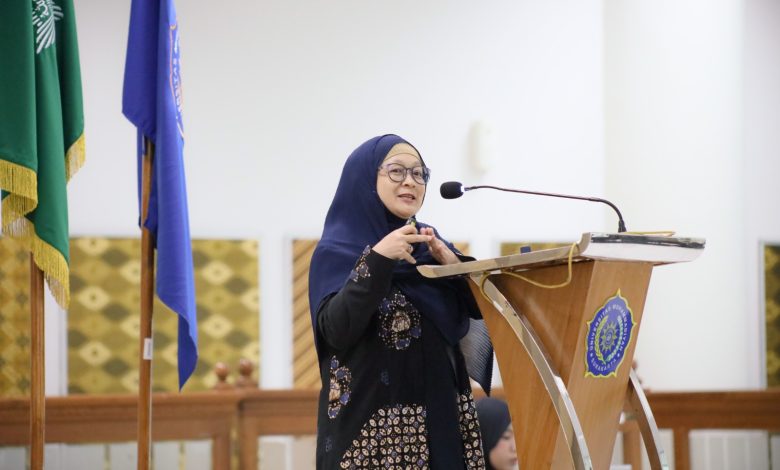 Narasumber menyampaikan materi tentang BA-M dan Islamic Mindfulness Model dalam seminar kesehatan mental berbasis Islam di UMS.