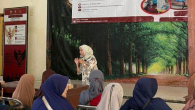 Narasumber memberikan edukasi pola hidup sehat pasca Lebaran kepada warga Sondakan dalam kegiatan promosi kesehatan IMM FKG UMS.