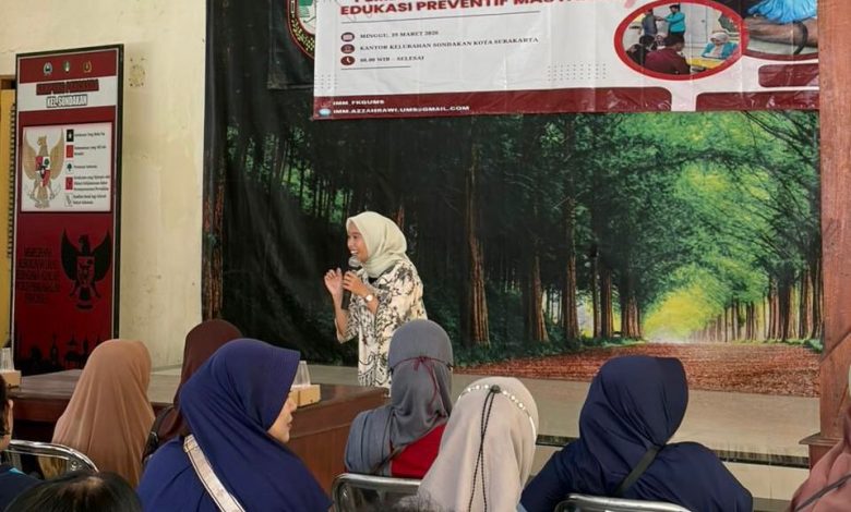 Narasumber memberikan edukasi pola hidup sehat pasca Lebaran kepada warga Sondakan dalam kegiatan promosi kesehatan IMM FKG UMS.