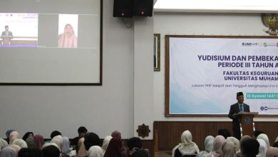 Suasana yudisium dan pembekalan calon wisudawan FKIP UMS saat perwakilan orang tua mahasiswa mengikuti acara secara daring melalui Zoom.