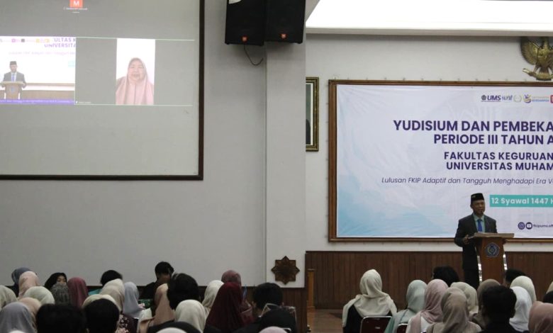 Suasana yudisium dan pembekalan calon wisudawan FKIP UMS saat perwakilan orang tua mahasiswa mengikuti acara secara daring melalui Zoom.
