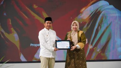 Rektor UMP menerima penghargaan dari Bank Indonesia Purwokerto sebagai kampus penggerak ekosistem ekonomi kreatif UMKM dalam acara Halalbihalal dan Silaturahmi Idulfitri 1447 H di Purwokerto.