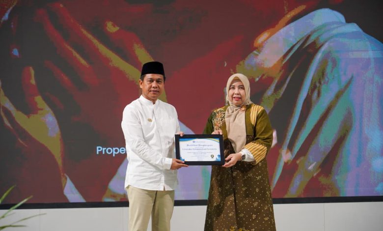 Rektor UMP menerima penghargaan dari Bank Indonesia Purwokerto sebagai kampus penggerak ekosistem ekonomi kreatif UMKM dalam acara Halalbihalal dan Silaturahmi Idulfitri 1447 H di Purwokerto.