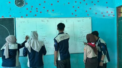 Mahasiswa KKN Dik FKIP UMS mendampingi siswa MTs Muhammadiyah 5 Tukulrejo mengikuti pembelajaran bahasa Inggris berbasis fun learning melalui permainan kosakata di kelas.