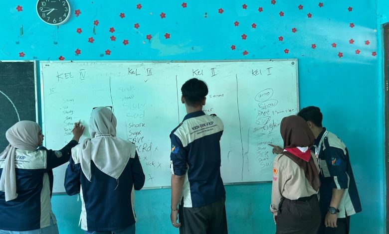 Mahasiswa KKN Dik FKIP UMS mendampingi siswa MTs Muhammadiyah 5 Tukulrejo mengikuti pembelajaran bahasa Inggris berbasis fun learning melalui permainan kosakata di kelas.