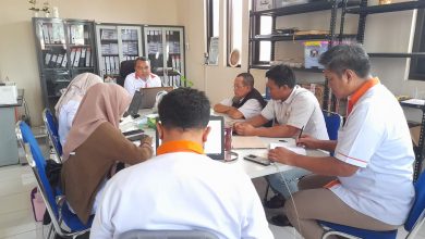 Suasana pembekalan amil Lazismu Kabupaten Pekalongan di kantor Lazismu saat peserta mengikuti arahan tentang pentingnya memahami kondisi riil mustahik sebelum melakukan penghimpunan dana.