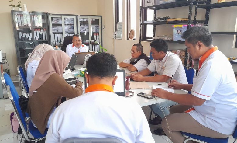 Suasana pembekalan amil Lazismu Kabupaten Pekalongan di kantor Lazismu saat peserta mengikuti arahan tentang pentingnya memahami kondisi riil mustahik sebelum melakukan penghimpunan dana.