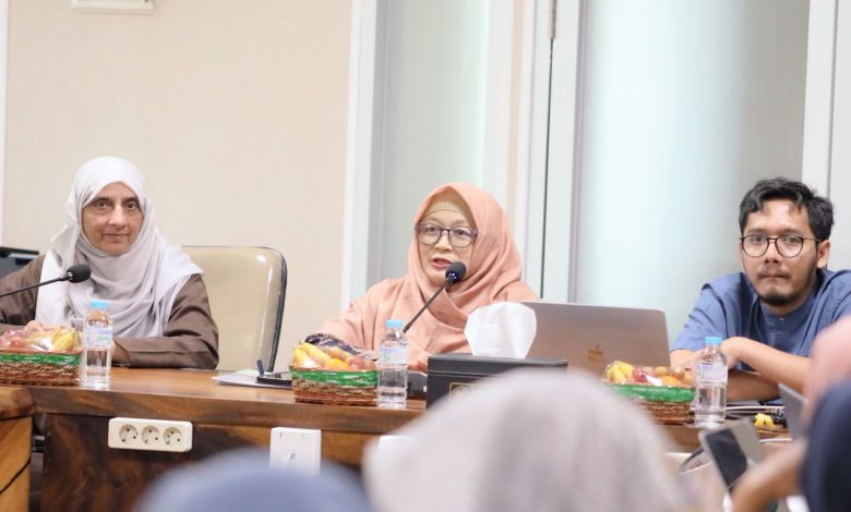 Narasumber memaparkan materi dalam pelatihan terapi BA-M di Universitas Muhammadiyah Surakarta (UMS) yang membahas peran aktivitas bermakna dan nilai spiritual dalam pemulihan depresi.