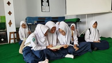 Sejumlah siswi SMP Muhammadiyah Keling mengikuti kegiatan tahfiz Al-Qur’an di Ruang Tahfiz sekolah.