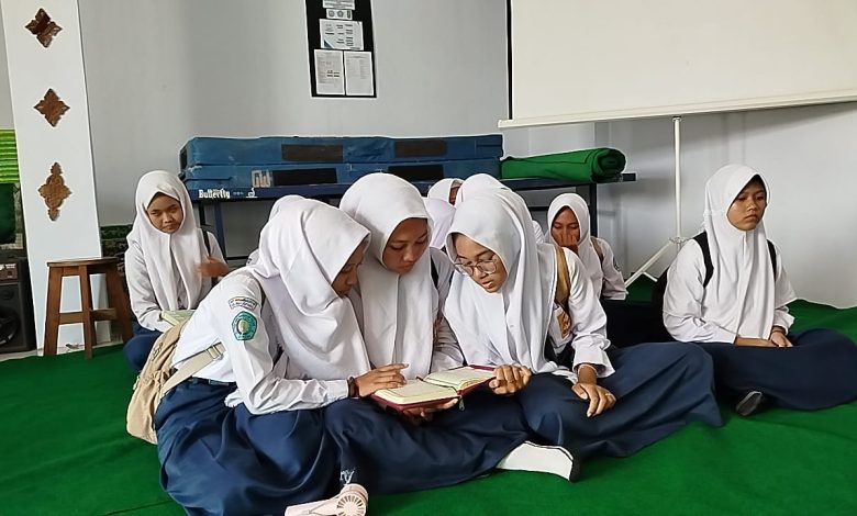 Sejumlah siswi SMP Muhammadiyah Keling mengikuti kegiatan tahfiz Al-Qur’an di Ruang Tahfiz sekolah.