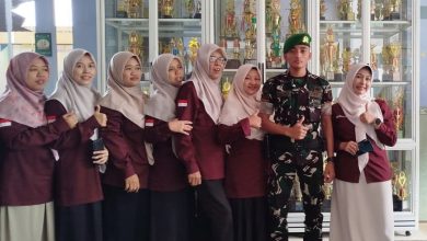 Alumni SMK Muhammadiyah 01 Keling yang kini menjadi prajurit TNI berfoto bersama guru dan staf sekolah saat berkunjung ke almamater.