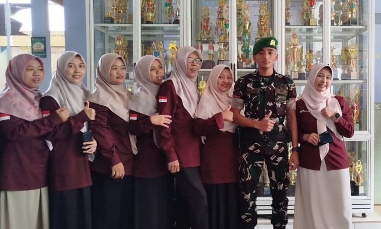 Alumni SMK Muhammadiyah 01 Keling yang kini menjadi prajurit TNI berfoto bersama guru dan staf sekolah saat berkunjung ke almamater.