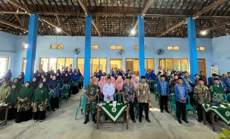 Ratusan guru dan karyawan Muhammadiyah serta ’Aisyiyah se-Pedan mengikuti acara halalbihalal di Islamic Center Muhammadiyah Pedan.