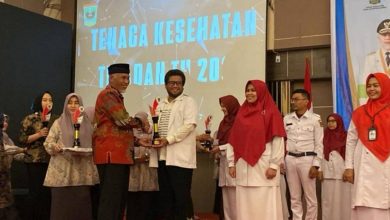 Alumni Fakultas Kedokteran UMS, Ilham Hariyadi Rohmatulloh, menerima penghargaan Tenaga Kesehatan Teladan tingkat Provinsi Sumatera Barat atas inovasi layanan hipertensi melalui Program Jempol Sakti.