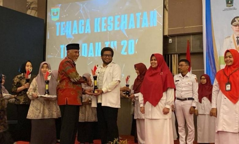 Alumni Fakultas Kedokteran UMS, Ilham Hariyadi Rohmatulloh, menerima penghargaan Tenaga Kesehatan Teladan tingkat Provinsi Sumatera Barat atas inovasi layanan hipertensi melalui Program Jempol Sakti.