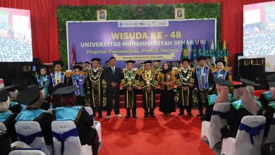 Suasana Wisuda ke-48 Universitas Muhammadiyah Semarang (Unimus) di Gedung Serba Guna dengan prosesi pengukuhan wisudawan terbaik bersama pimpinan universitas dan senat.