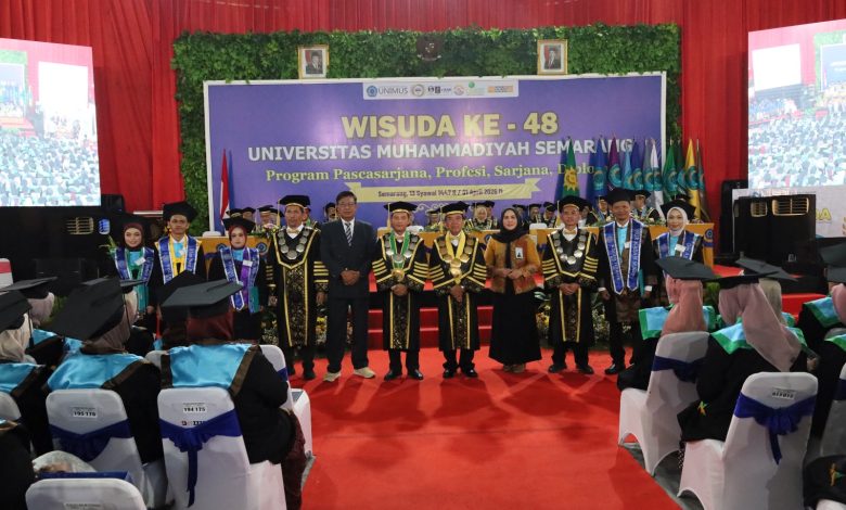 Suasana Wisuda ke-48 Universitas Muhammadiyah Semarang (Unimus) di Gedung Serba Guna dengan prosesi pengukuhan wisudawan terbaik bersama pimpinan universitas dan senat.