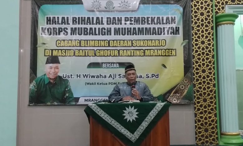 Pembicara menyampaikan materi dalam acara Halalbihalal dan Pembekalan Korps Mubaligh Muhammadiyah Cabang Blimbing di Masjid Baitul Ghofur, Mranggen, Sukoharjo.