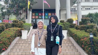 Dua mahasiswa Program Studi Manajemen UMP berfoto di depan gedung INTI International University, Malaysia, saat mengikuti student mobility program.