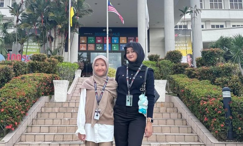 Dua mahasiswa Program Studi Manajemen UMP berfoto di depan gedung INTI International University, Malaysia, saat mengikuti student mobility program.