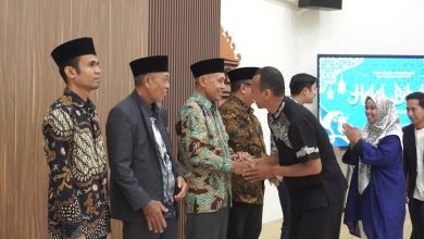 Suasana saling bersalaman dalam kegiatan halalbihalal 1447 H ITBM-BIM Bali yang diikuti pimpinan dan sivitas akademika di Denpasar.