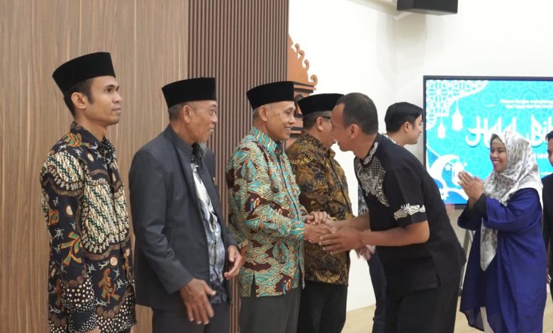 Suasana saling bersalaman dalam kegiatan halalbihalal 1447 H ITBM-BIM Bali yang diikuti pimpinan dan sivitas akademika di Denpasar.