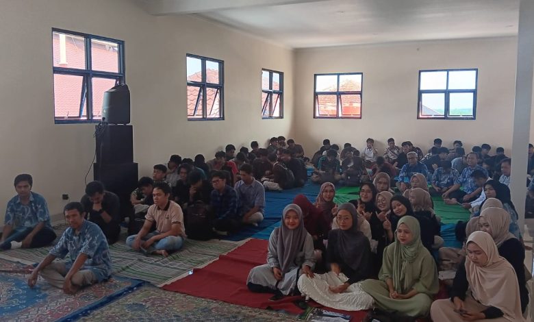 Mahasiswa dan sivitas akademika FASTIKOM UMPP mengikuti kajian AIK dan halalbihalal di Aula Lantai 2 Gedung FASTIKOM, Kajen.