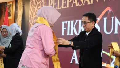 Prosesi penyematan atribut kepada peserta dalam sumpah profesi dan pelepasan wisudawan FIKKES Unimus di Semarang.
