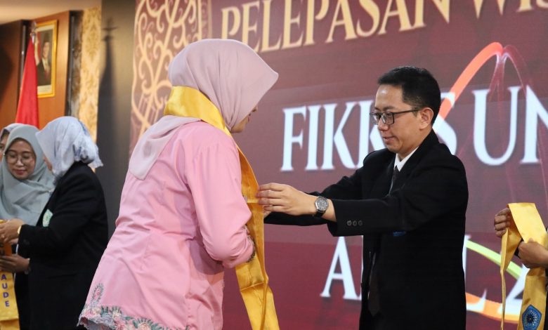 Prosesi penyematan atribut kepada peserta dalam sumpah profesi dan pelepasan wisudawan FIKKES Unimus di Semarang.