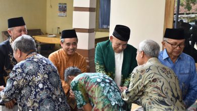 Jajaran pimpinan dan tamu bersalaman dalam suasana halalbihalal PWM Jawa Tengah di kediaman Ketua PWM Jawa Tengah di Desa Peniron, Kebumen.