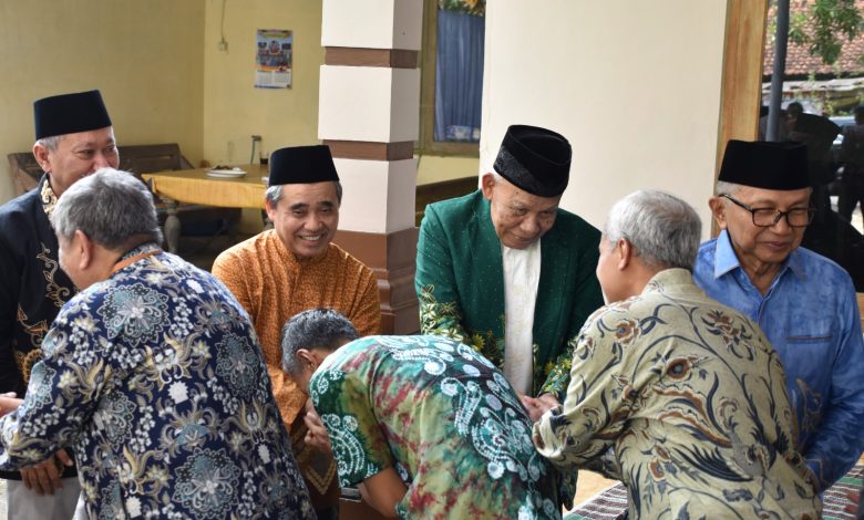 Jajaran pimpinan dan tamu bersalaman dalam suasana halalbihalal PWM Jawa Tengah di kediaman Ketua PWM Jawa Tengah di Desa Peniron, Kebumen.