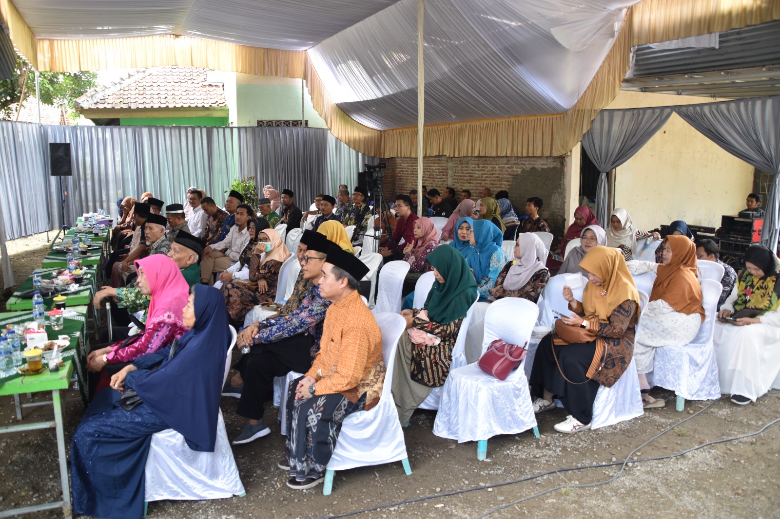 Warga Muhammadiyah dan masyarakat mengikuti halalbihalal PWM Jawa Tengah di Desa Peniron, Kebumen, dalam suasana desa yang hangat dan akrab.