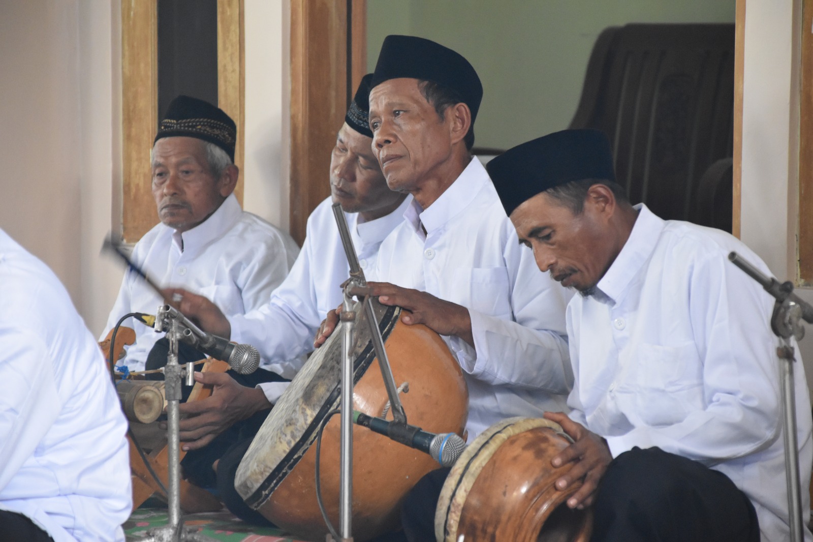 Grup selawatan tampil mengiringi kegiatan halalbihalal PWM Jawa Tengah di Desa Peniron, Kebumen, dengan nuansa tradisi desa yang hangat.