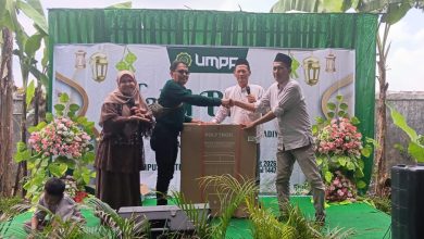 Penyerahan doorprize utama berupa mesin cuci dalam kegiatan halalbihalal 1447 H keluarga besar UMPP di Kajen.