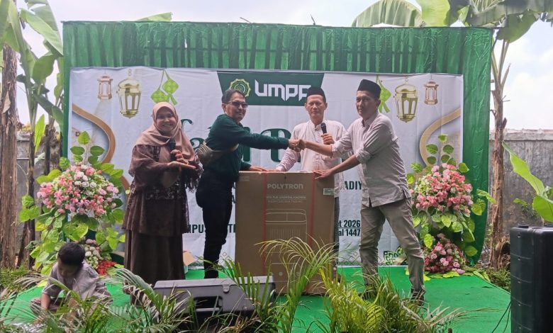 Penyerahan doorprize utama berupa mesin cuci dalam kegiatan halalbihalal 1447 H keluarga besar UMPP di Kajen.