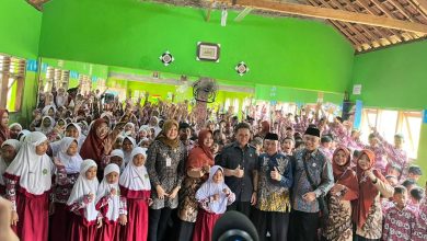 Menteri Perdagangan RI Budi Santoso berfoto bersama siswa, guru, dan jajaran MIM Sonorejo dalam kegiatan silaturahmi di Sukoharjo.