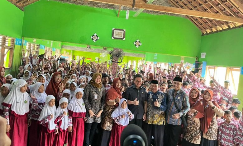 Menteri Perdagangan RI Budi Santoso berfoto bersama siswa, guru, dan jajaran MIM Sonorejo dalam kegiatan silaturahmi di Sukoharjo.
