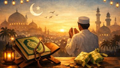 Ilustrasi suasana pasca Idulfitri dengan Al-Qur’an, tasbih, ketupat, dan seorang muslim berdoa di bawah langit senja berlatar masjid