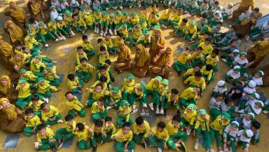 Guru dan siswa PAUD Surya Ceria Aisyiyah mengikuti kegiatan halalbihalal pada hari pertama masuk sekolah.