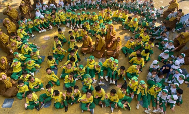 Guru dan siswa PAUD Surya Ceria Aisyiyah mengikuti kegiatan halalbihalal pada hari pertama masuk sekolah.